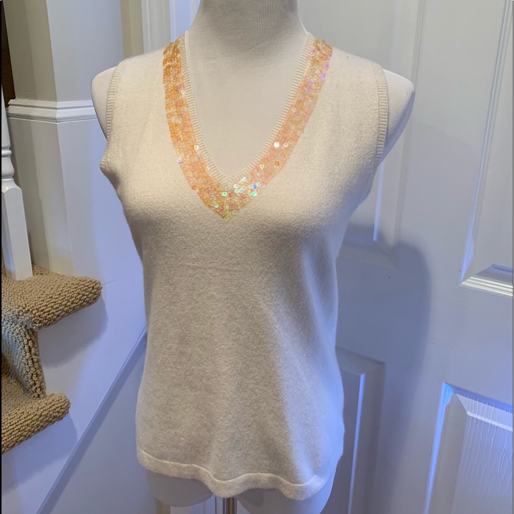 Sleeveless v-neck sweater w sequins detail
